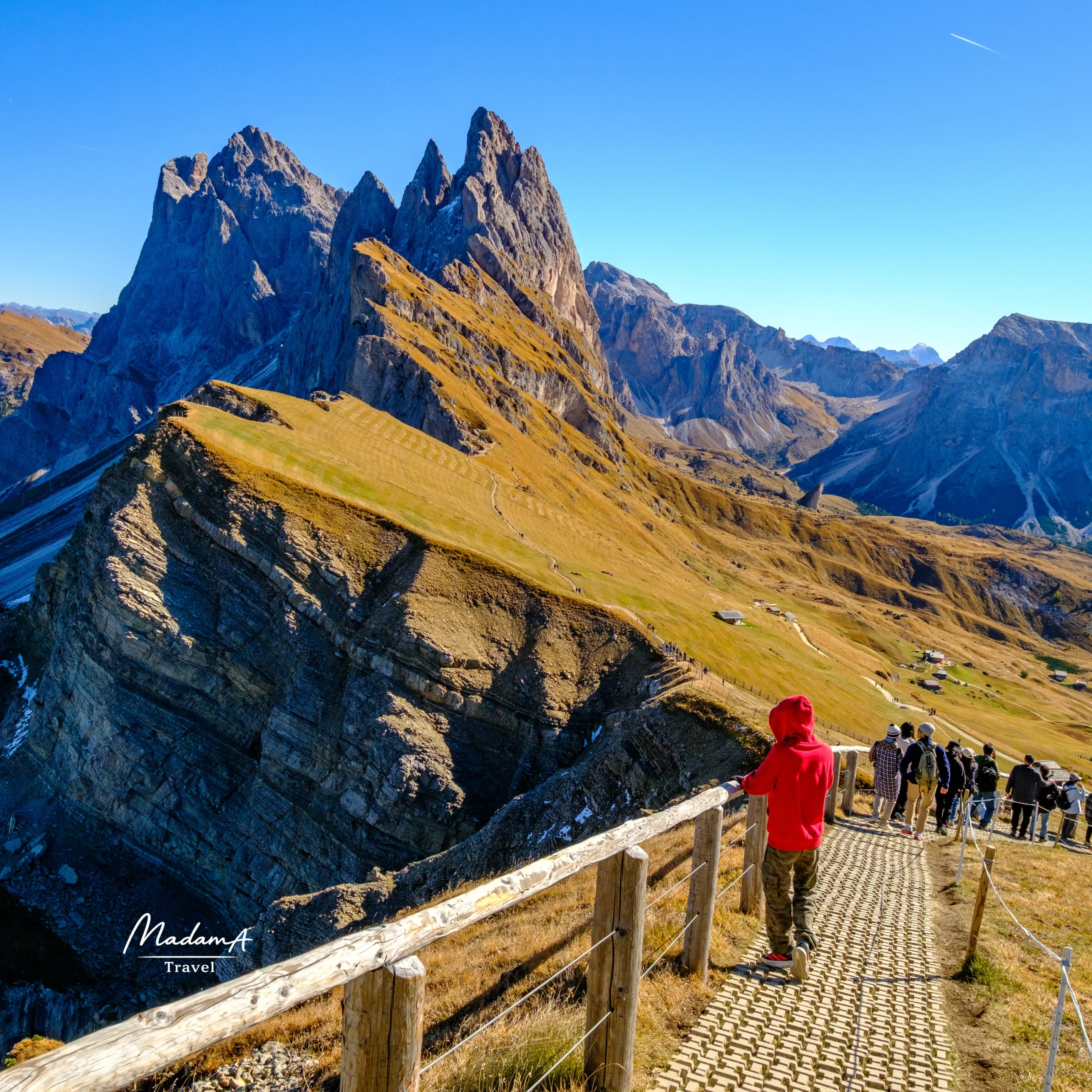 เที่ยว Dolomites เดือนไหนดี ถ้าอยากเห็นภูเขาทั้งลูกถูกโอบล้อมด้วยสีทอง…